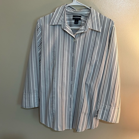 Like new blouse - Picture 1 of 3